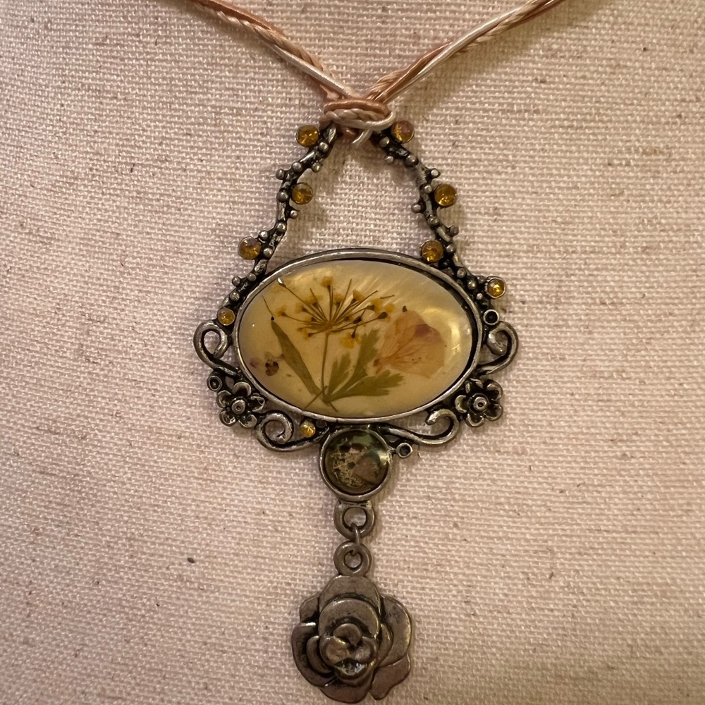 Vintage-Inspired Y2K Pressed Flowers Necklace with Silver and Gold Accents - Picture 3 of 5
